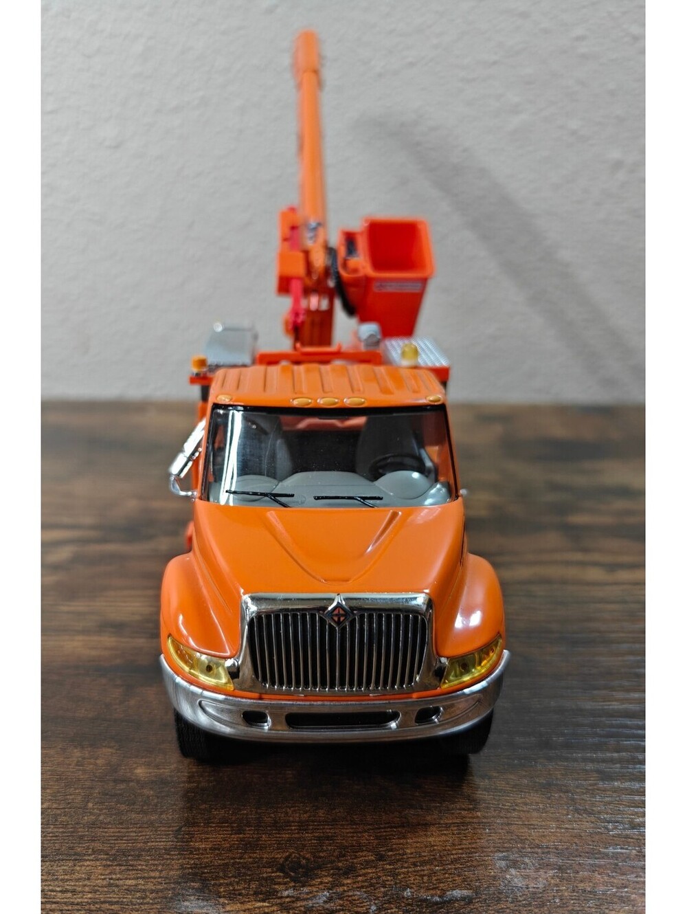 First Gear Iowa DOT International 4400 Bucket Truck Diecast 1:34 Orange